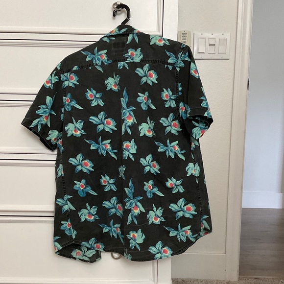 #0394 Black with Blue Flowers Button Up Size M Brand Quicksilver - Picture 2 of 3